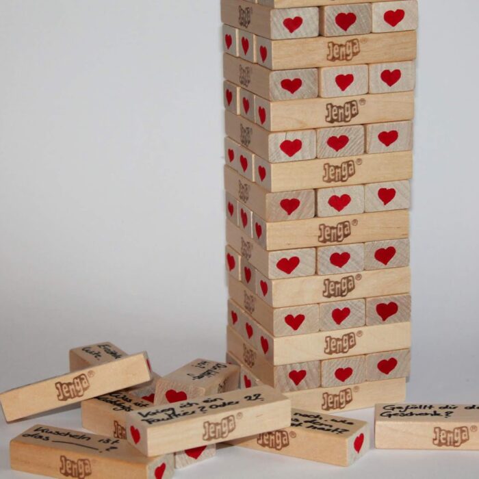 DIY Jenga Spiel für Verliebte ganz einfach selber machen - perfekte Geschenkidee zum Valentinstag