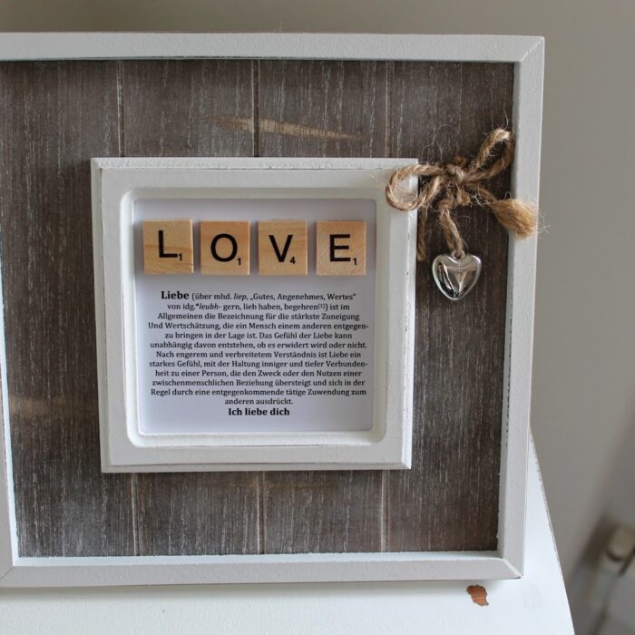 DIY Bilderrahmen Love mit Scrabble Buchstaben