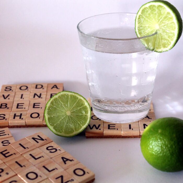DIY Getränkeuntersetzer aus Scrabble Buchstaben einfach selber machen
