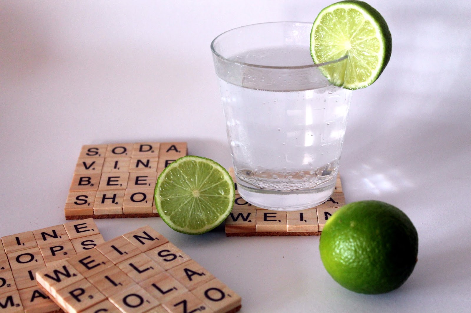 DIY Getränkeuntersetzer aus Scrabble Buchstaben einfach selber machen