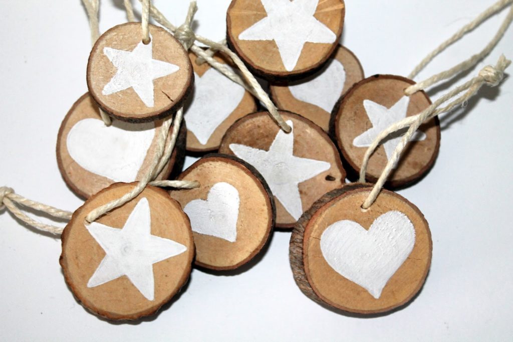 DIY, Basteln: Astscheiben Stern und Herz als Christbaumanhänger oder Geschenkanhänger in Weihnachtsdekoration, Wohndekoration und Geschenkideen - DIYCarinchen DIY, Basteln: Astscheiben Stern und Herz als Christbaumanhänger oder Geschenkanhänger in Weihnachtsdekoration, Wohndekoration und Geschenkideen - DIYCarinchen