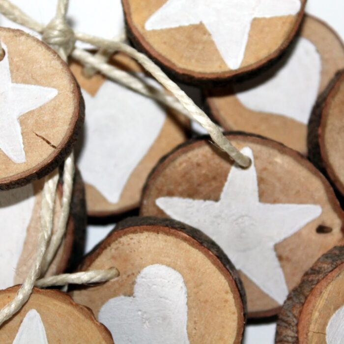 DIY Holzscheiben Stern und Herz als Adventsanhänger selber machen
