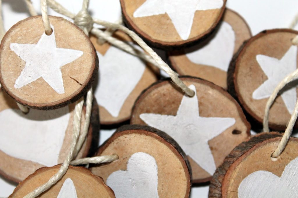 DIY, Basteln: Astscheiben Stern und Herz als Christbaumanhänger oder Geschenkanhänger in Weihnachtsdekoration, Wohndekoration und Geschenkideen - DIYCarinchen DIY, Basteln: Astscheiben Stern und Herz als Christbaumanhänger oder Geschenkanhänger in Weihnachtsdekoration, Wohndekoration und Geschenkideen - DIYCarinchen