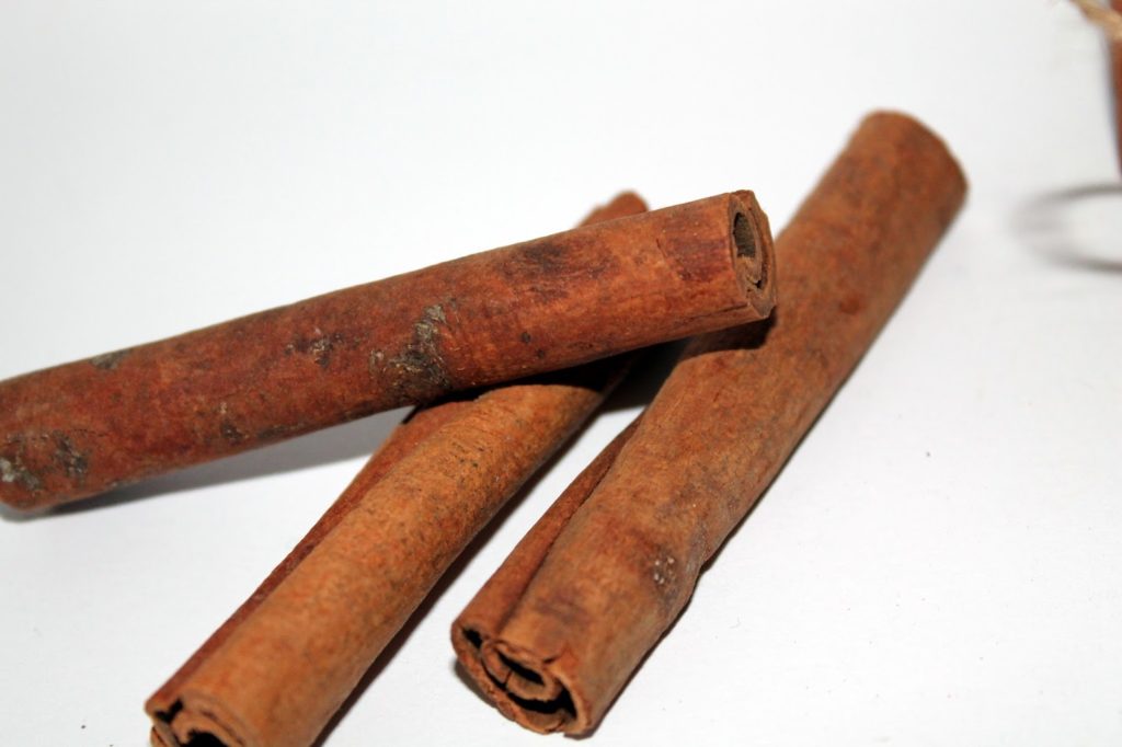 DIY, Basteln: Kerze mit Zimtstangen in Weihnachtsdekoration, Wohndekoration und Geschenkideen - DIYCarinchen DIY, Basteln: Kerze mit Zimtstangen in Weihnachtsdekoration, Wohndekoration und Geschenkideen - DIYCarinchen