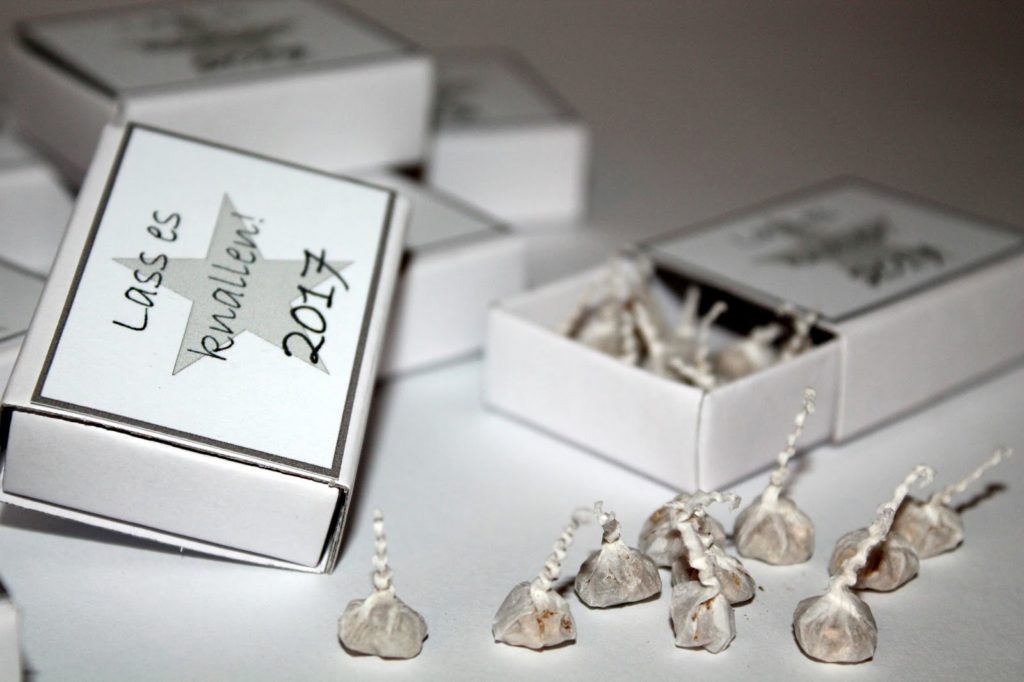 DIY, Basteln: Silvestergeschenk, Mitbringsel, Lass es knallen 2017 mit Free Printable in Geschenkidee und Wohndekoration - DIYCarinchen DIY, Basteln: Silvestergeschenk, Mitbringsel, Lass es knallen 2017 mit Free Printable in Geschenkidee und Wohndekoration - DIYCarinchen