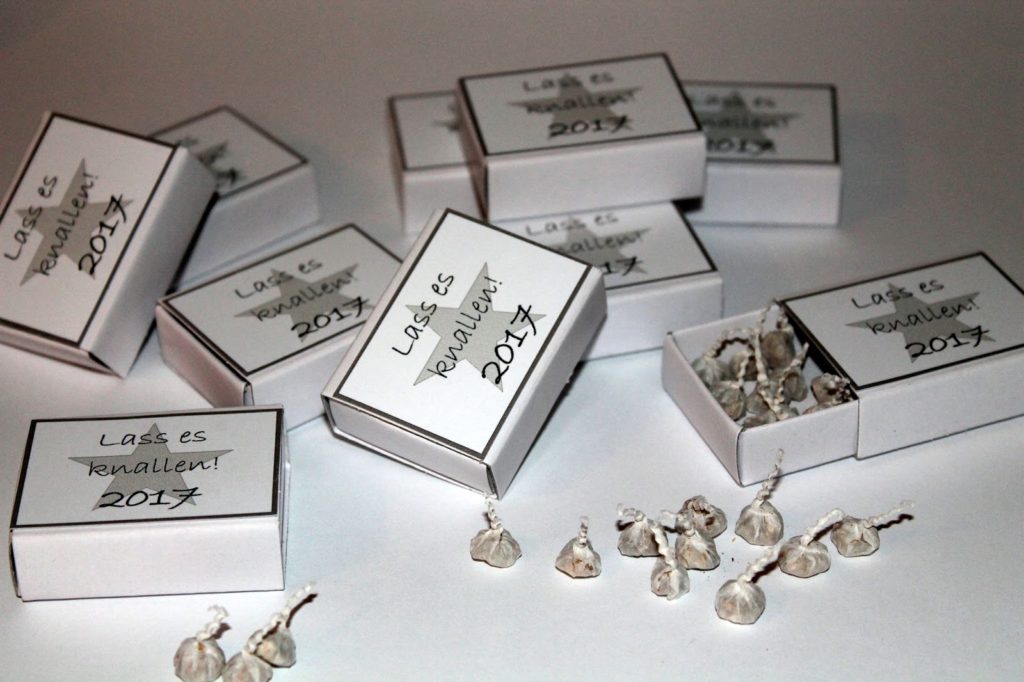 DIY, Basteln: Silvestergeschenk, Mitbringsel, Lass es knallen 2017 in Geschenkidee und Wohndekoration - DIYCarinchen DIY, Basteln: Silvestergeschenk, Mitbringsel, Lass es knallen 2017 in Geschenkidee und Wohndekoration - DIYCarinchen