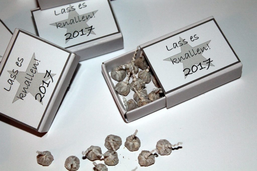 DIY, Basteln: Silvestergeschenk, Mitbringsel, Lass es knallen 2017 mit Free Printable in Geschenkidee und Wohndekoration - DIYCarinchen DIY, Basteln: Silvestergeschenk, Mitbringsel, Lass es knallen 2017 mit Free Printable in Geschenkidee und Wohndekoration - DIYCarinchen