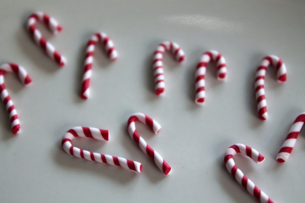 DIY, Basteln: Fimo / Polymer Clay Lebkuchenmänner und Zuckerstange in Schlüsselanhänger und Kettenanhänger - DIYCarinchen DIY, Basteln: Fimo / Polymer Clay Lebkuchenmänner und Zuckerstange in Schlüsselanhänger und Kettenanhänger - DIYCarinchen