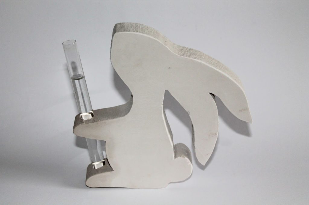 Hasenvase DIY, Basteln: Gips / Beton Hasenvase als Osterdekoration - DIYCarinchen