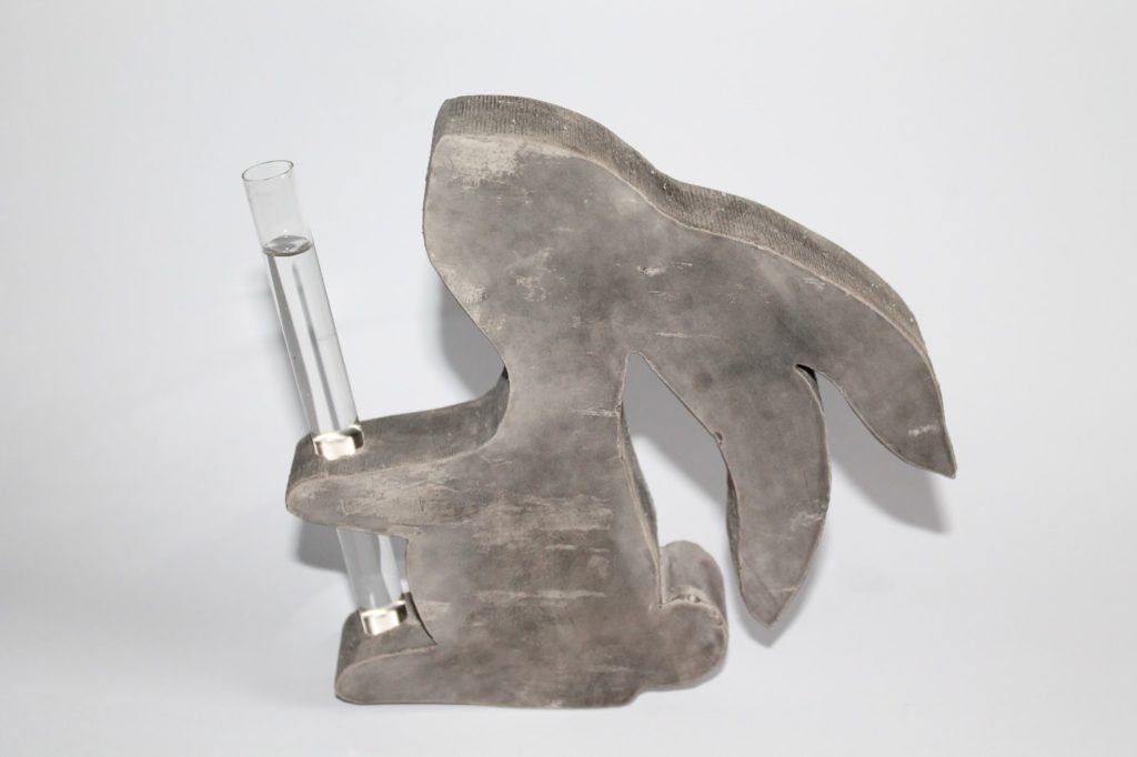 Hasenvase DIY, Basteln: Gips / Beton Hasenvase als Osterdekoration - DIYCarinchen