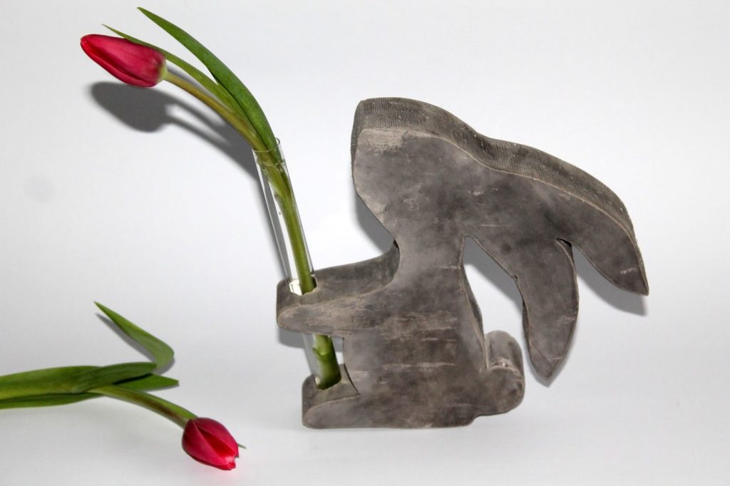 DIY Gips Hasenvase DIY, Basteln: Gips / Beton Hasenvase als Osterdekoration - DIYCarinchen