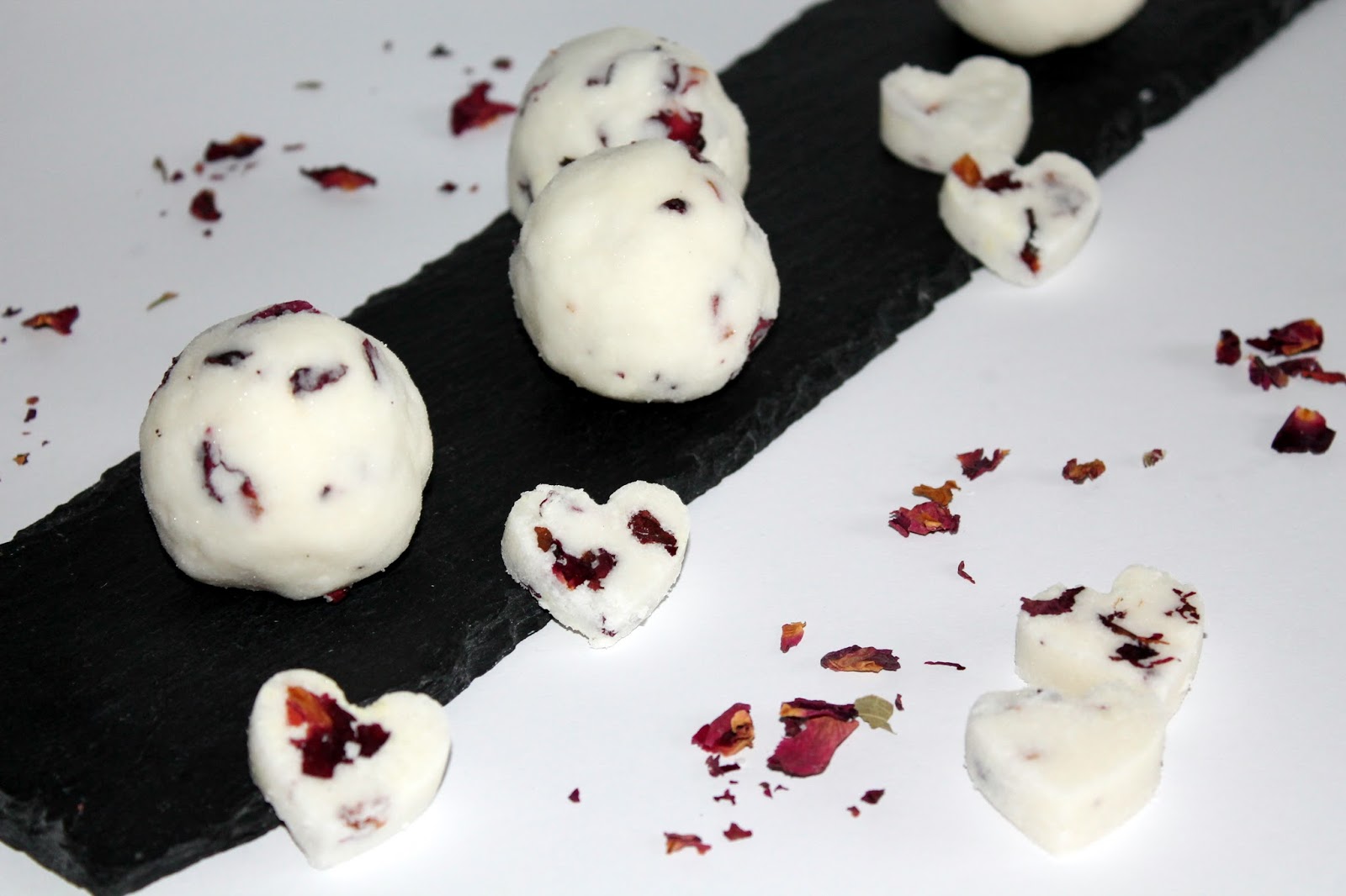 DIY Badebomben / Badekugeln mit getrockneten Rosenblättern einfach selber machen