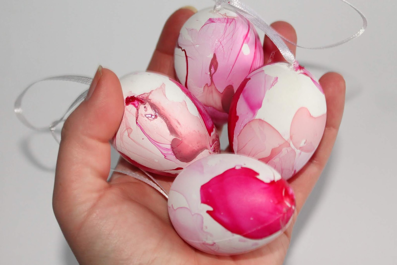 Ostereier färben mal anders: DIY marmorierte Ostereier mit Nagellack ganz einfach selber machen