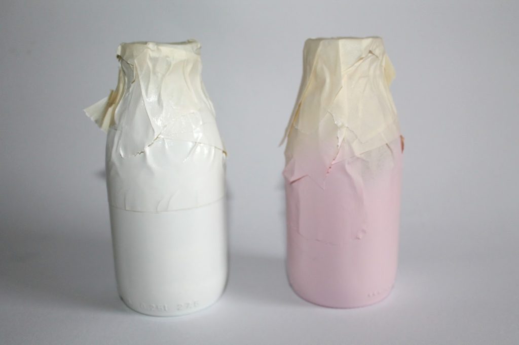 DIY, Basteln: Upcycling / Recycling Vase aus kleinen Milchflaschen mit Sprühlack in Wohnideen und Wohndekoration - DIYCarinchen DIY, Basteln: Upcycling / Recycling Vase aus kleinen Milchflaschen mit Sprühlack in Wohnideen und Wohndekoration - DIYCarinchen