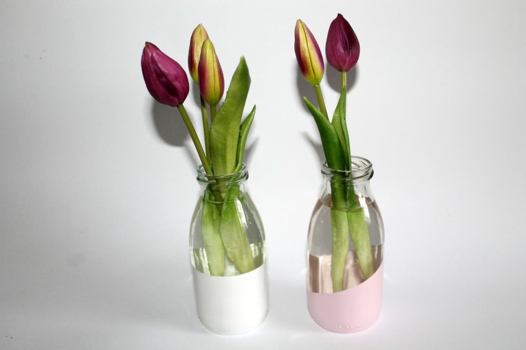 DIY, Basteln: Upcycling / Recycling Vase aus kleinen Milchflaschen mit Sprühlack in Wohnideen und Wohndekoration - DIYCarinchen DIY, Basteln: Upcycling / Recycling Vase aus kleinen Milchflaschen mit Sprühlack in Wohnideen und Wohndekoration - DIYCarinchen