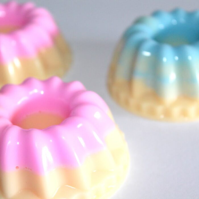 DIY Gugelhupf Seife mit rosa und blauem Guss