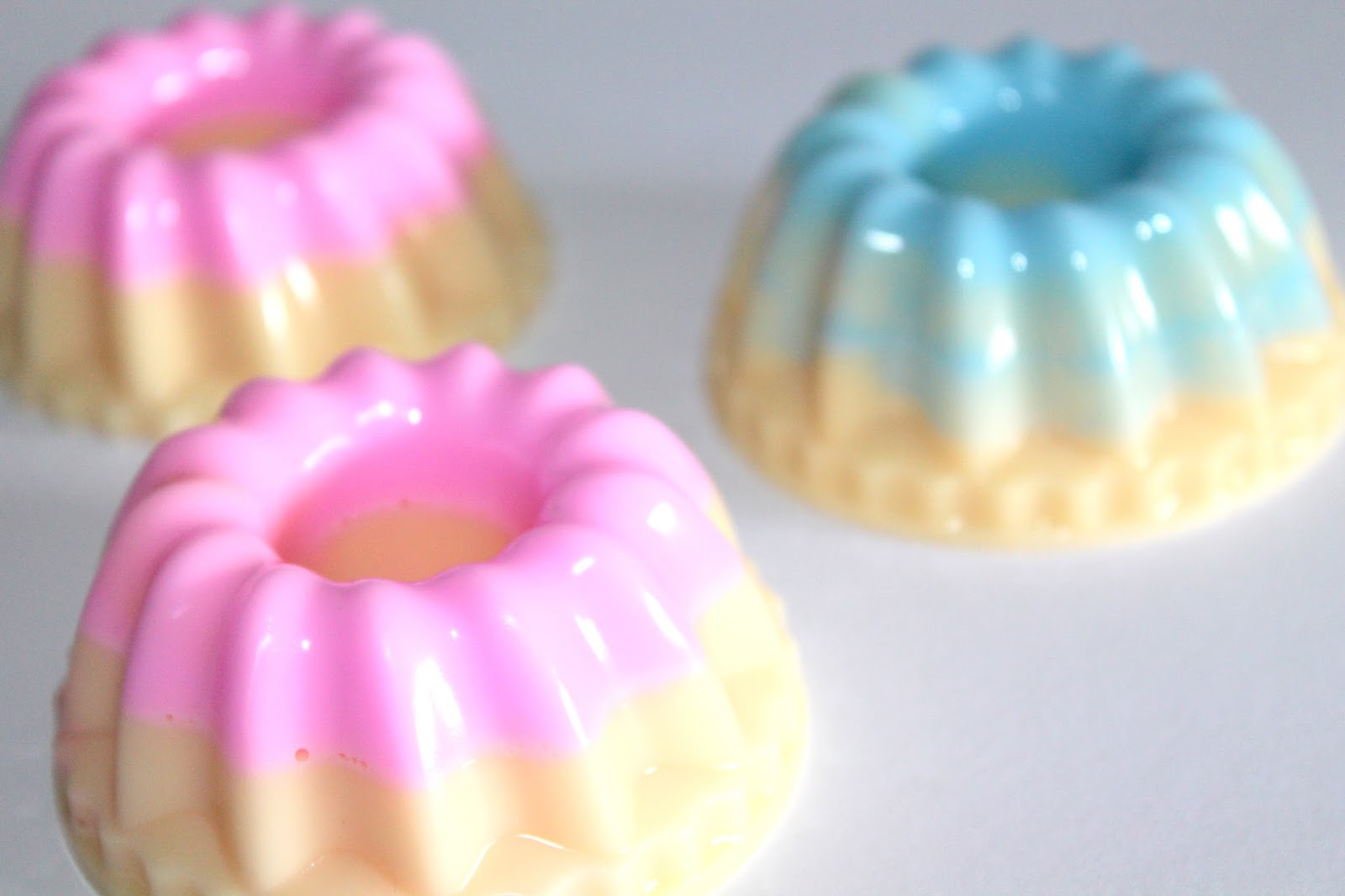 DIY Gugelhupf Seife mit rosa und blauem Guss einfach selber machen / gießen