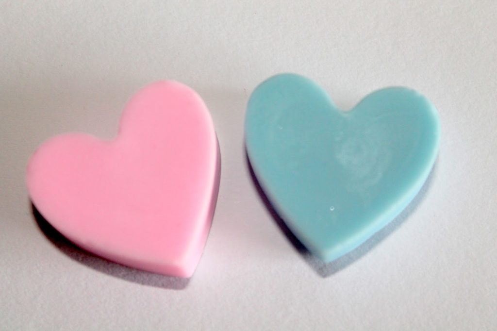 DIY, Basteln: Seifenherzen in rosa und blau als Geschenkidee, Kosmetik, Beauty und Wohndekoration - DIYCarinchen DIY, Basteln: Seifenherzen in rosa und blau als Geschenkidee, Kosmetik, Beauty und Wohndekoration - DIYCarinchen