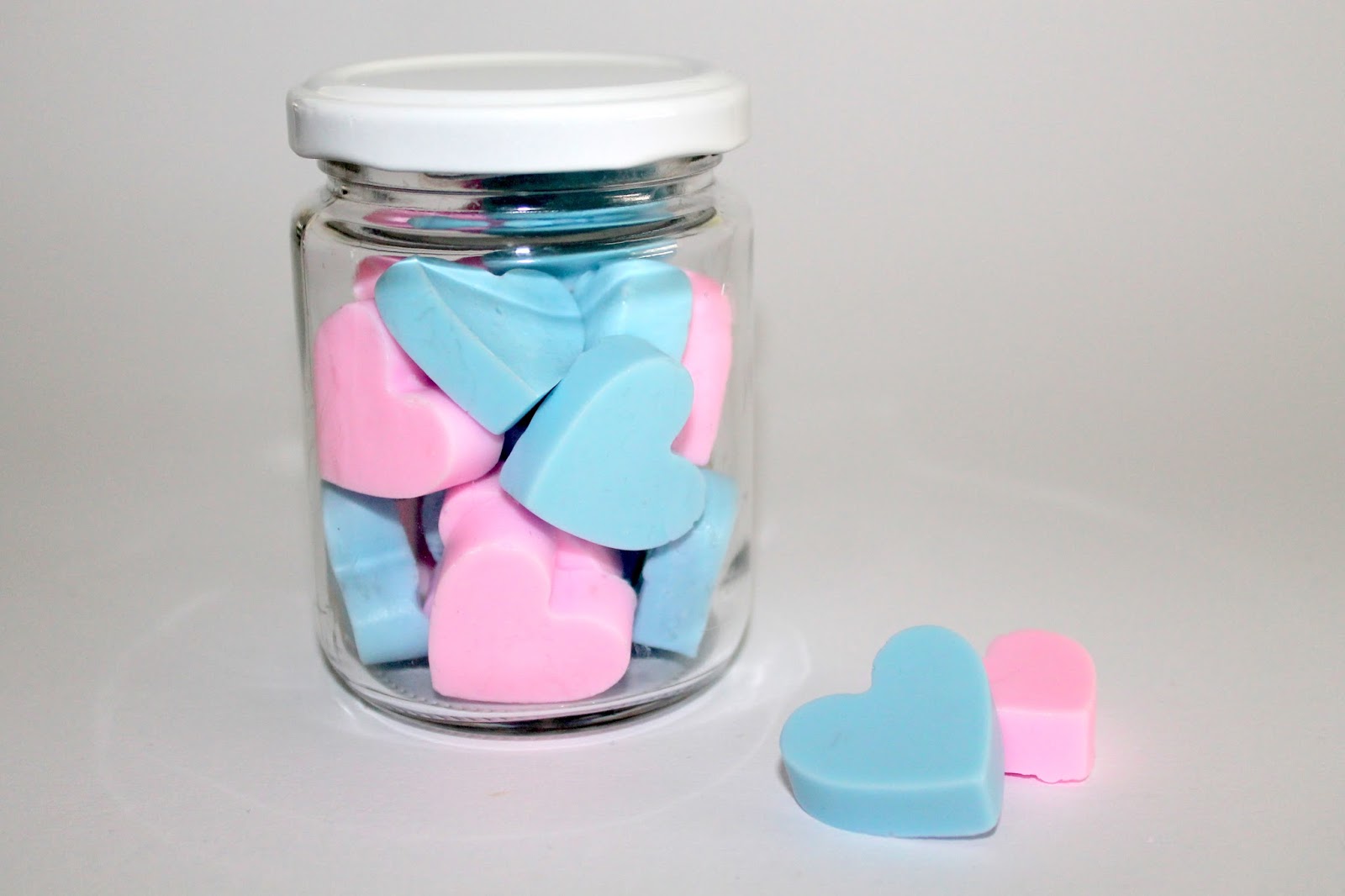 DIY Seifenherzen rosa und blau einfach selber machen - Seife