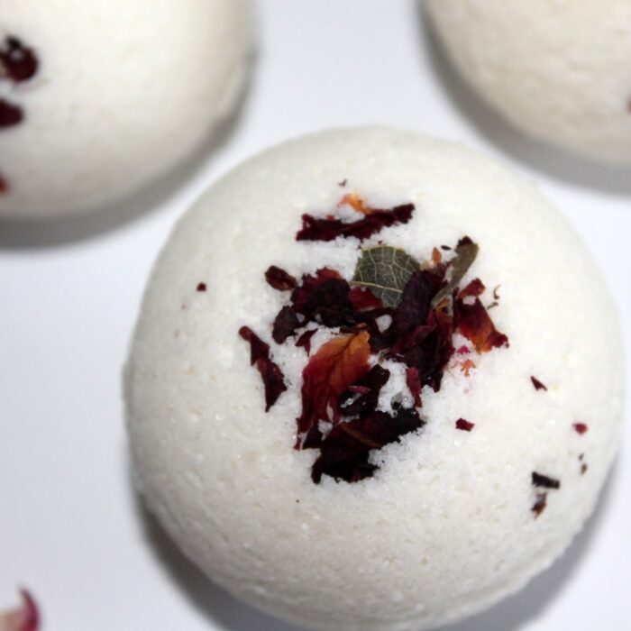 DIY Badekugeln / Badebomben mit getrockneten Rosenblättern
