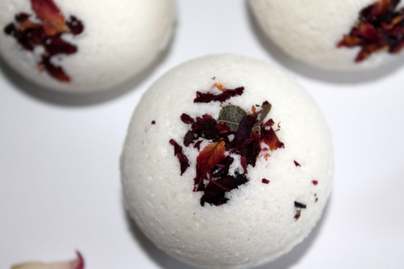 DIY Badekugeln / Badebomben mit getrockneten Rosenblättern