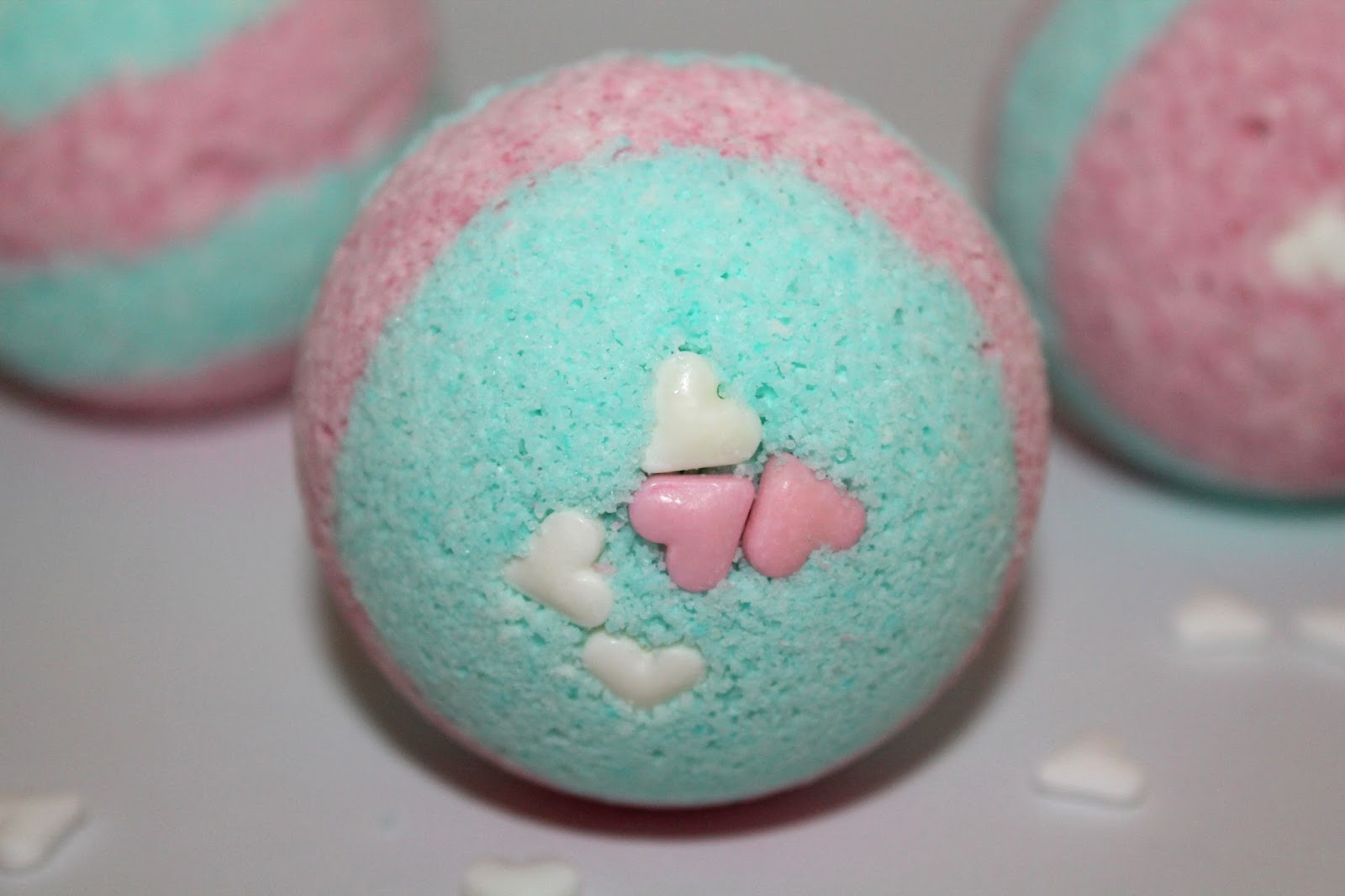 DIY bunte Badekugeln in rosa und blau