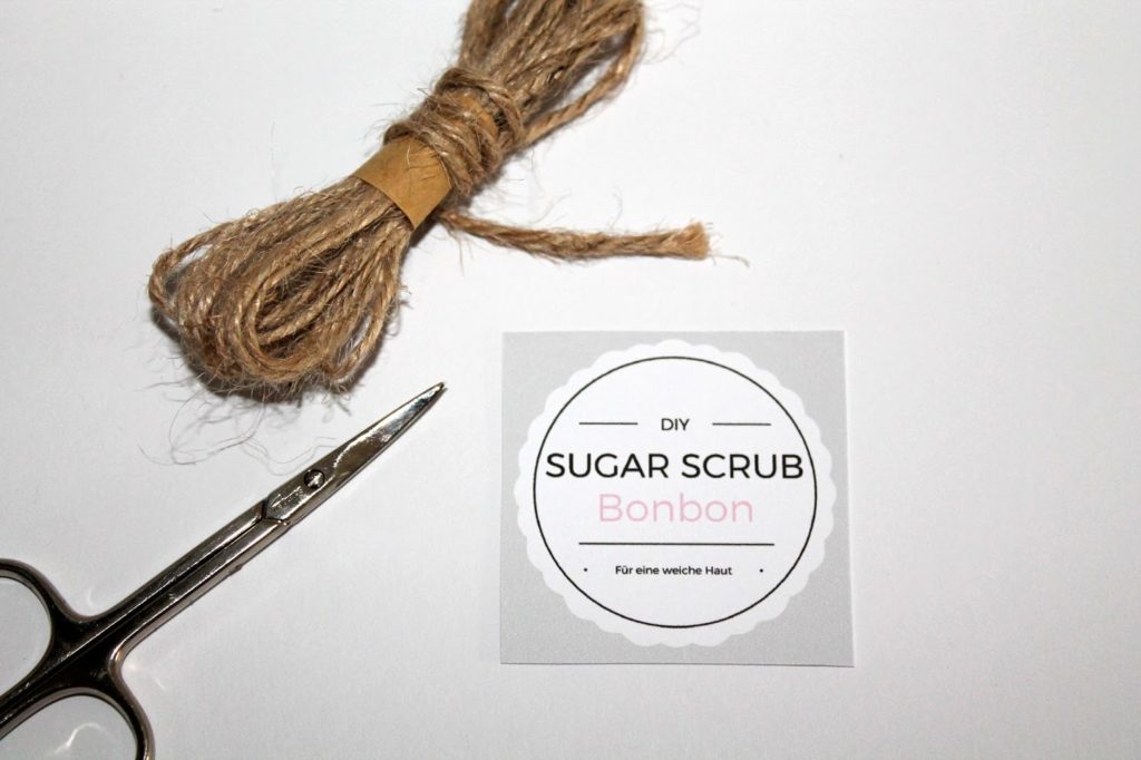 DIY, Basteln: Sugar Scrub / Zuckerpeeling Bonbon in Kosmetik als Geschenkidee und Wohndekoration - DIYCarinchen DIY, Basteln: Sugar Scrub / Zuckerpeeling Bonbon in Kosmetik als Geschenkidee und Wohndekoration - DIYCarinchen