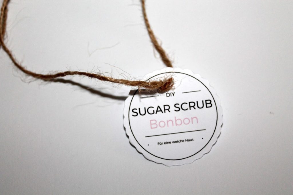 DIY, Basteln: Sugar Scrub / Zuckerpeeling Bonbon in Kosmetik als Geschenkidee und Wohndekoration - DIYCarinchen DIY, Basteln: Sugar Scrub / Zuckerpeeling Bonbon in Kosmetik als Geschenkidee und Wohndekoration - DIYCarinchen