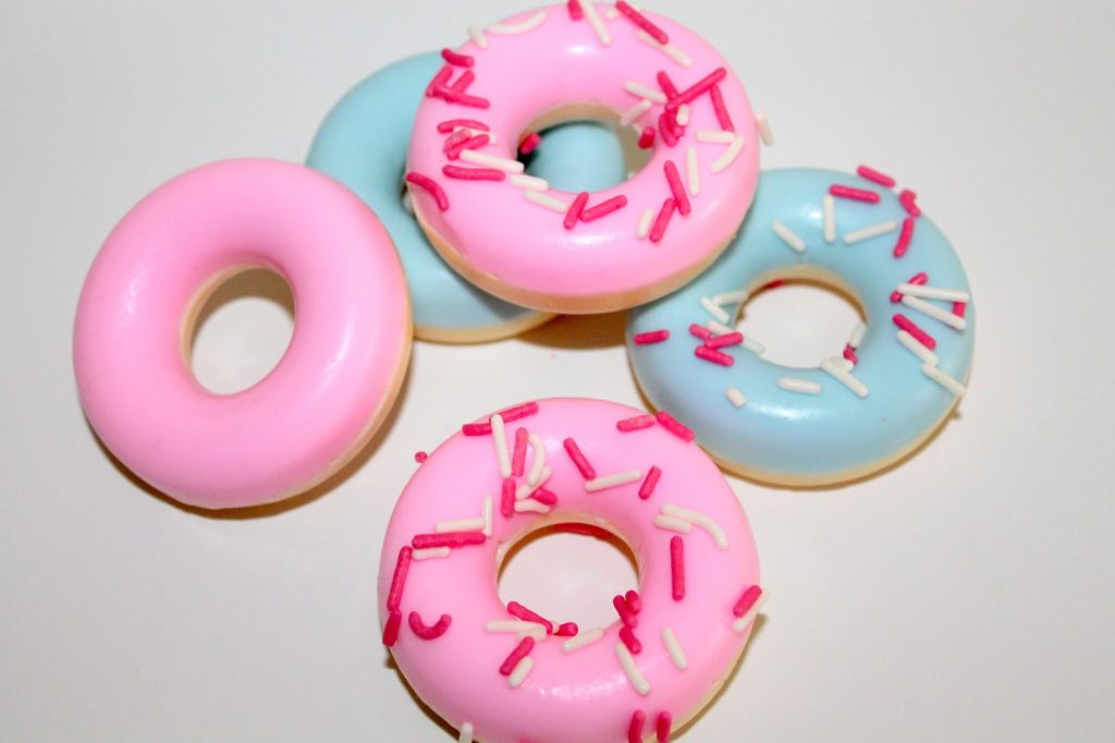 DIY, Basteln: Donut Seite mit rosa und blauem Guss als Geschenkidee, Kosmetik, Beauty und Wohndekoration - DIYCarinchen DIY, Basteln: Donut Seite mit rosa und blauem Guss als Geschenkidee, Kosmetik, Beauty und Wohndekoration - DIYCarinchen