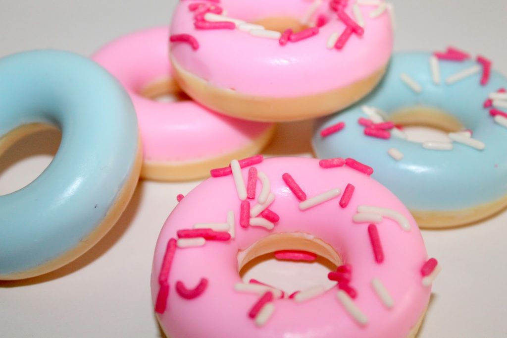 DIY, Basteln: Donut Seite mit rosa und blauem Guss als Geschenkidee, Kosmetik, Beauty und Wohndekoration - DIYCarinchen DIY, Basteln: Donut Seite mit rosa und blauem Guss als Geschenkidee, Kosmetik, Beauty und Wohndekoration - DIYCarinchen