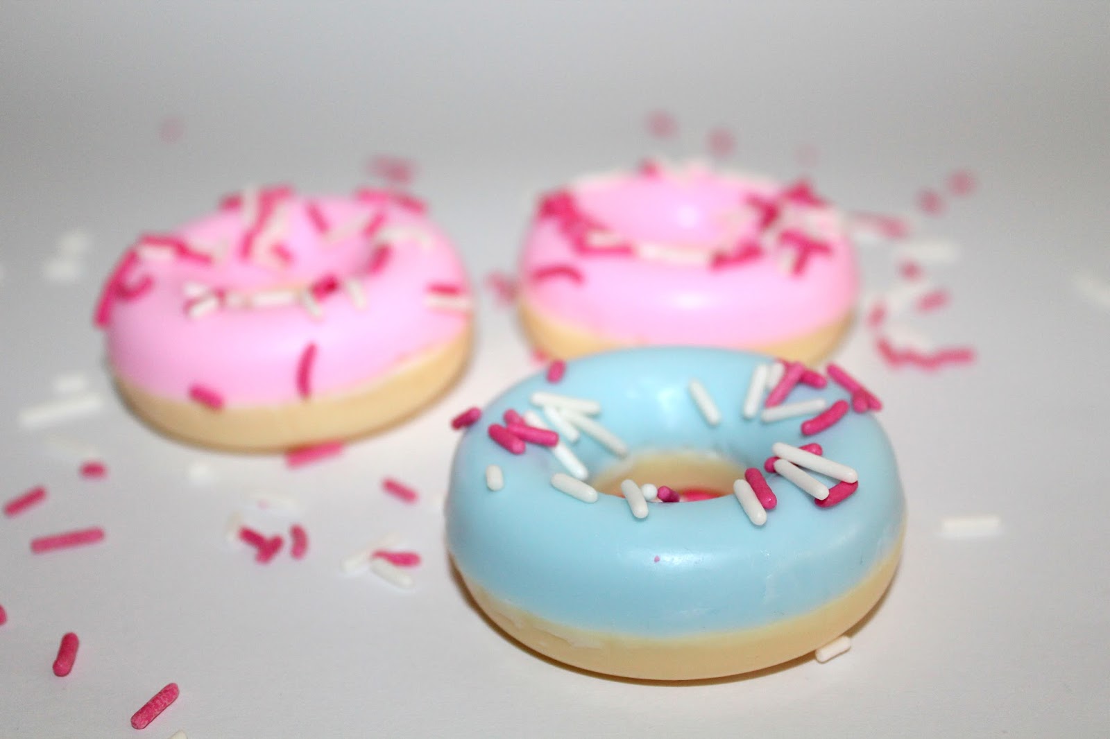 DIY Donut Seife rosa und blau einfach selber machen - Geschenkidee