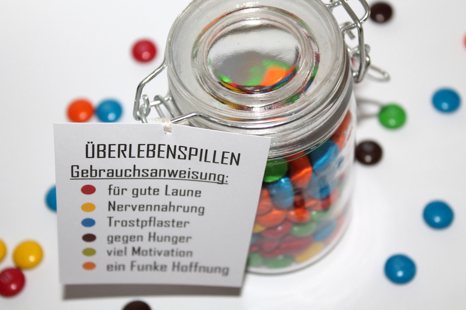Die perfekte Geschenkidee zu jedem Anlass: DIY Einmachglas Überlebenspillen + {mit gratis Printable}