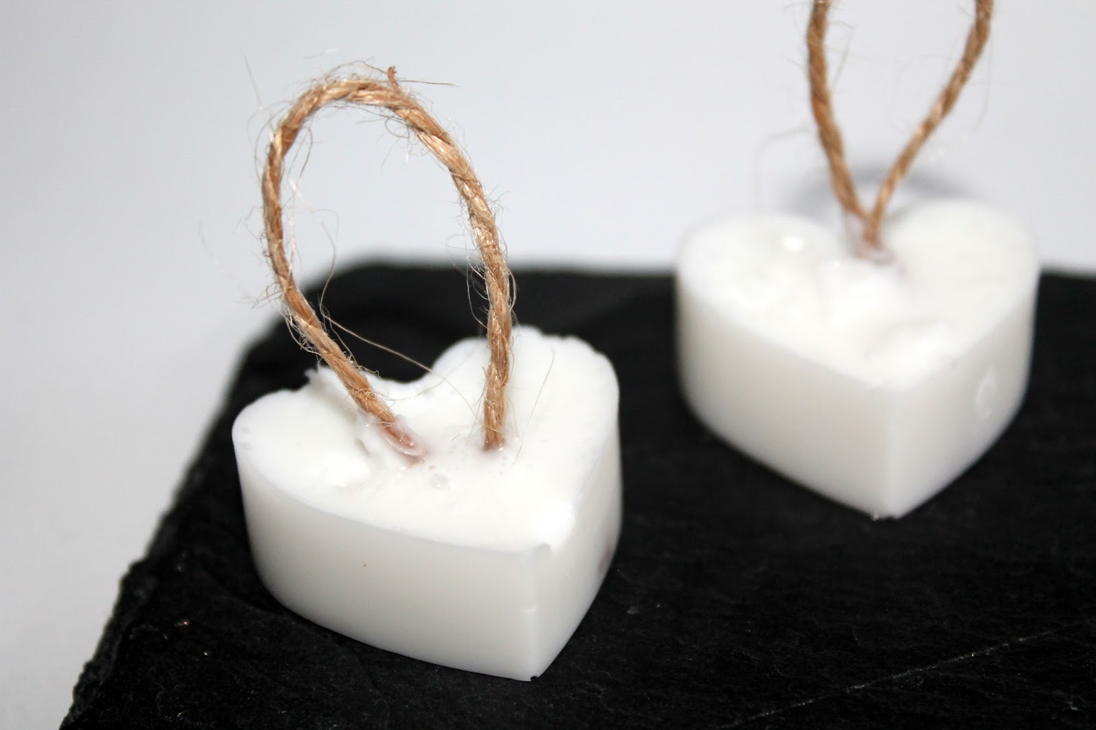 DIY Seifenherzen in Vanille mit Kordel einfach selber machen