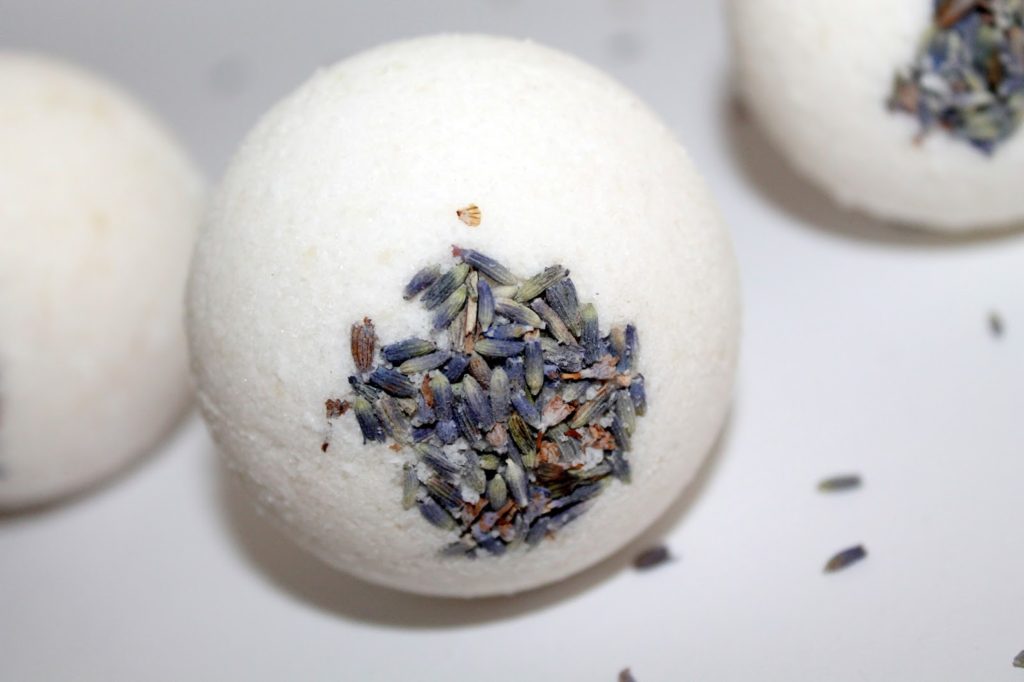 DIY, Basteln: Badebomben / Badekugeln Lavendel in Kosmetik als Geschenkidee und Wohndekoration - DIYCarinchen DIY, Basteln: Badebomben / Badekugeln Lavendel in Kosmetik als Geschenkidee und Wohndekoration - DIYCarinchen