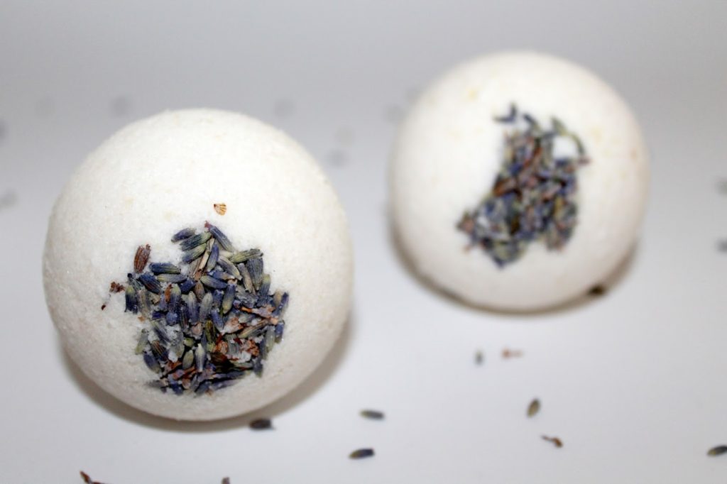 DIY, Basteln: Badebomben / Badekugeln Lavendel in Kosmetik als Geschenkidee und Wohndekoration - DIYCarinchen DIY, Basteln: Badebomben / Badekugeln Lavendel in Kosmetik als Geschenkidee und Wohndekoration - DIYCarinchen