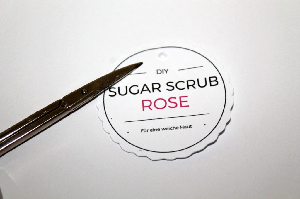 DIY, Basteln: Sugar Scrub / Zuckerpeeling Rose in Kosmetik als Geschenkidee und Wohndekoration - DIYCarinchen DIY, Basteln: Sugar Scrub / Zuckerpeeling Lavendel in Kosmetik als GesDIY, Basteln: Sugar Scrub / Zuckerpeeling Rose in Kosmetik als Geschenkidee und Wohndekoration - DIYCarinchenchenkidee und Wohndekoration - DIYCarinchen