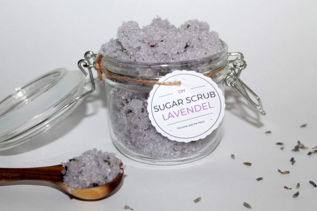 DIY, Basteln: Sugar Scrub / Zuckerpeeling Lavendel in Kosmetik als Geschenkidee und Wohndekoration - DIYCarinchen DIY, Basteln: Sugar Scrub / Zuckerpeeling Lavendel in Kosmetik als Geschenkidee und Wohndekoration - DIYCarinchen