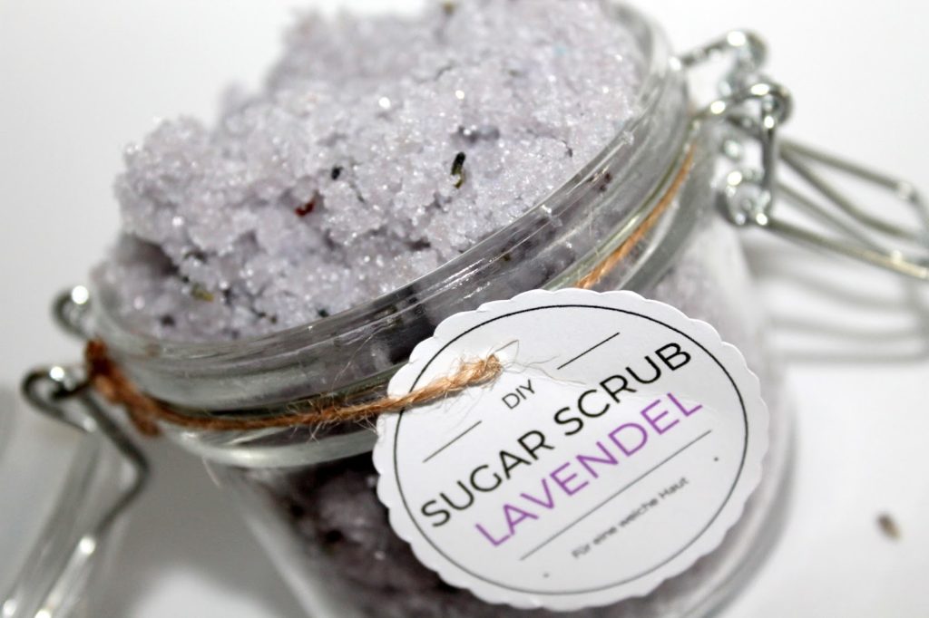 DIY, Basteln: Sugar Scrub / Zuckerpeeling Lavendel in Kosmetik als Geschenkidee und Wohndekoration - DIYCarinchen DIY, Basteln: Sugar Scrub / Zuckerpeeling Lavendel in Kosmetik als Geschenkidee und Wohndekoration - DIYCarinchen