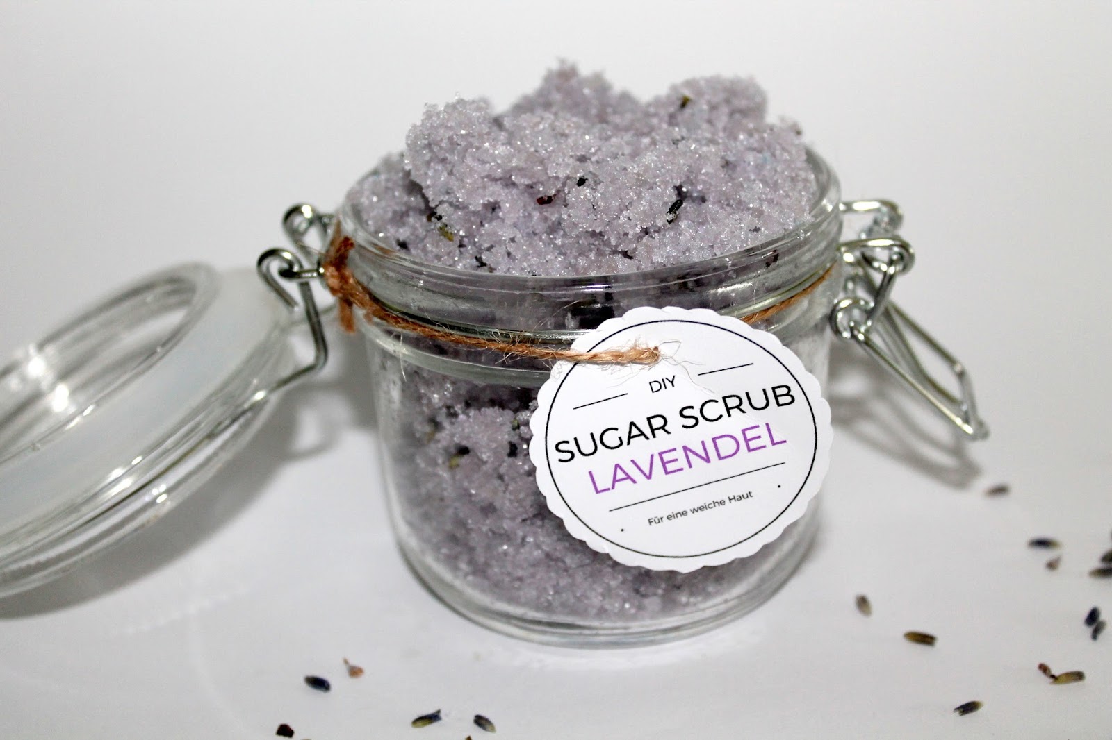 Geschenkidee für die beste Freundin oder zum Muttertag? DIY Sugar Scrub / Zuckerpeeling Lavendel ganz einfach selber machen + kostenlose Vorlage