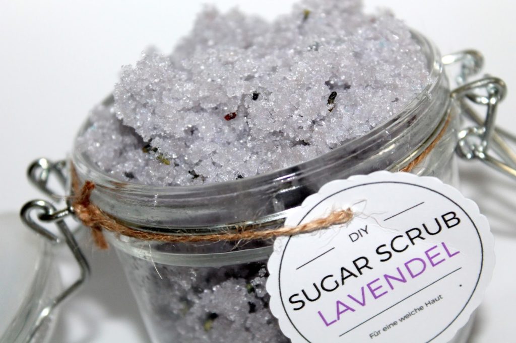 DIY, Basteln: Sugar Scrub / Zuckerpeeling Lavendel in Kosmetik als Geschenkidee und Wohndekoration - DIYCarinchen DIY, Basteln: Sugar Scrub / Zuckerpeeling Lavendel in Kosmetik als Geschenkidee und Wohndekoration - DIYCarinchen
