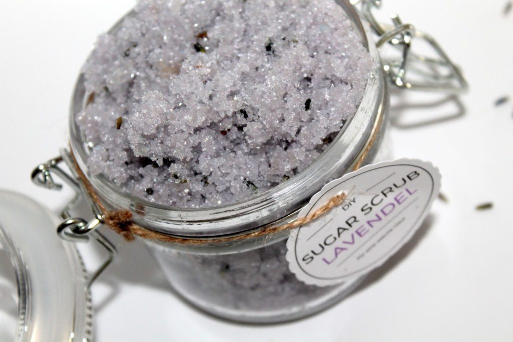 DIY, Basteln: Sugar Scrub / Zuckerpeeling Lavendel in Kosmetik als Geschenkidee und Wohndekoration - DIYCarinchen DIY, Basteln: Sugar Scrub / Zuckerpeeling Lavendel in Kosmetik als Geschenkidee und Wohndekoration - DIYCarinchen