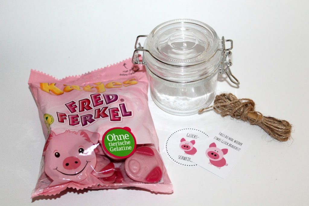 DIY, Basteln: Einmachglas Glücksschweine in Adventskalender, Mitbringsel und Geschenkideen - DIYCarinchen DIY, Basteln: Einmachglas Glücksschweine in Adventskalender, Mitbringsel und Geschenkideen - DIYCarinchen