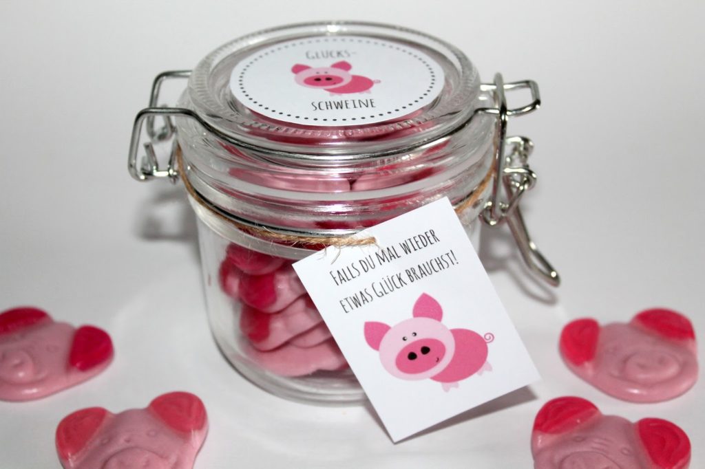 DIY, Basteln: Einmachglas Glücksschweine in Adventskalender, Mitbringsel und Geschenkideen - DIYCarinchen DIY, Basteln: Einmachglas Glücksschweine in Adventskalender, Mitbringsel und Geschenkideen - DIYCarinchen