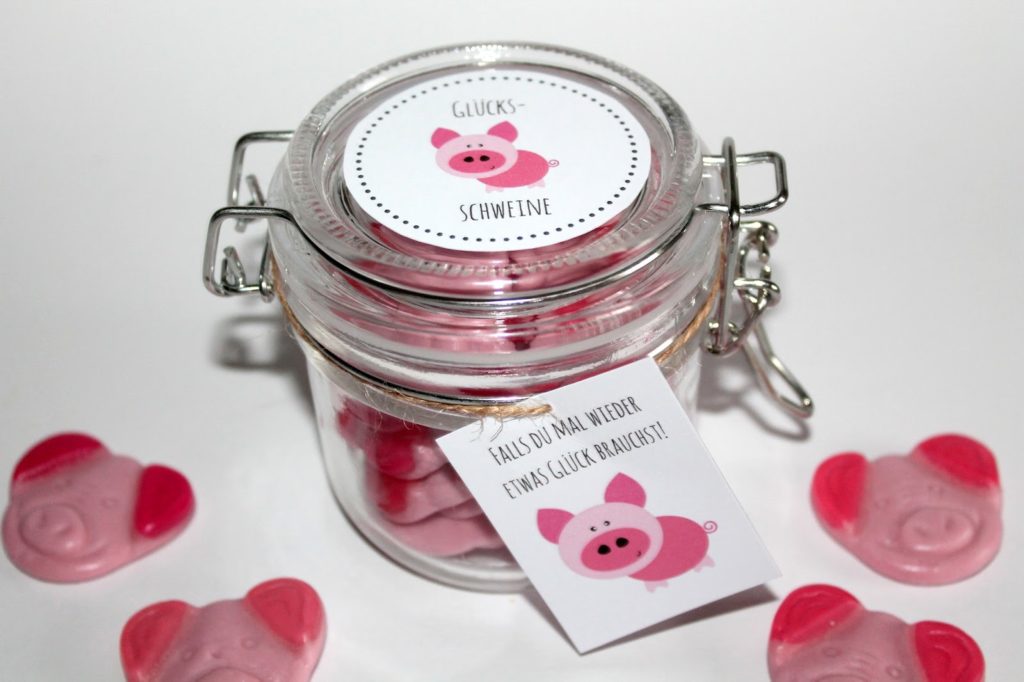 DIY, Basteln: Einmachglas Glücksschweine in Adventskalender, Mitbringsel und Geschenkideen - DIYCarinchen DIY, Basteln: Einmachglas Glücksschweine in Adventskalender, Mitbringsel und Geschenkideen - DIYCarinchen