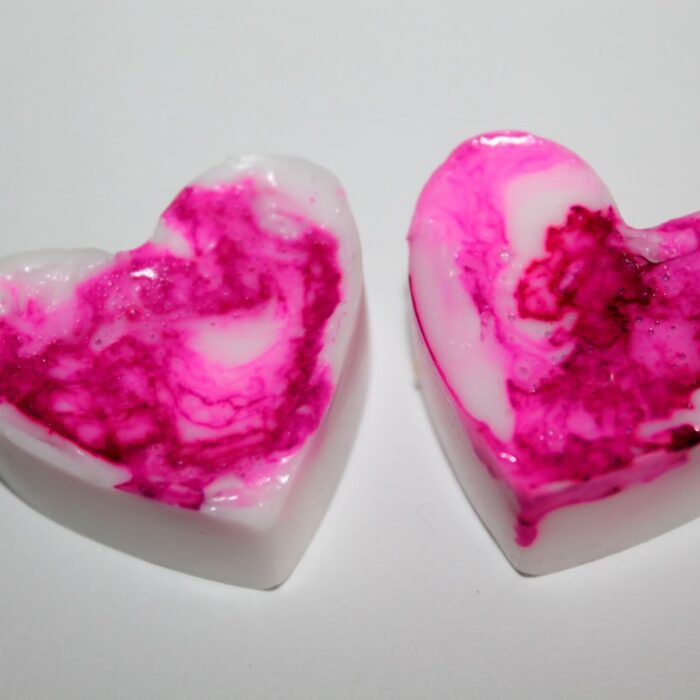 DIY marmorierte Seifenherzen in pink