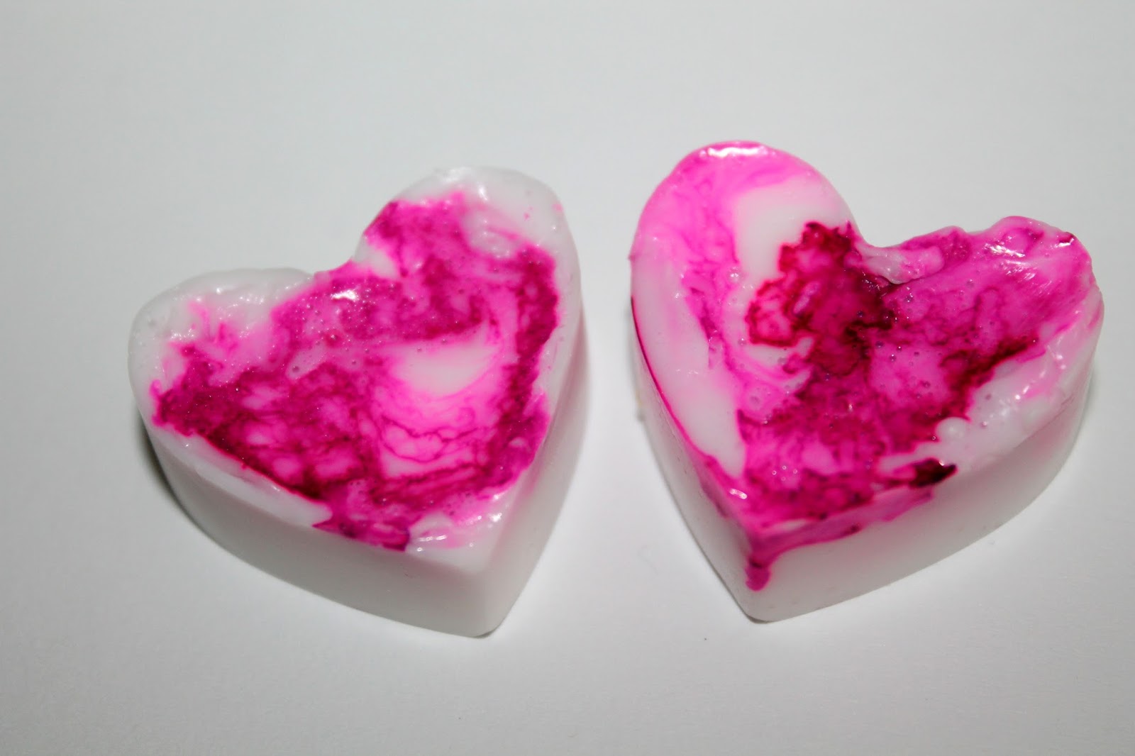DIY marmorierte Seifenherzen in pink