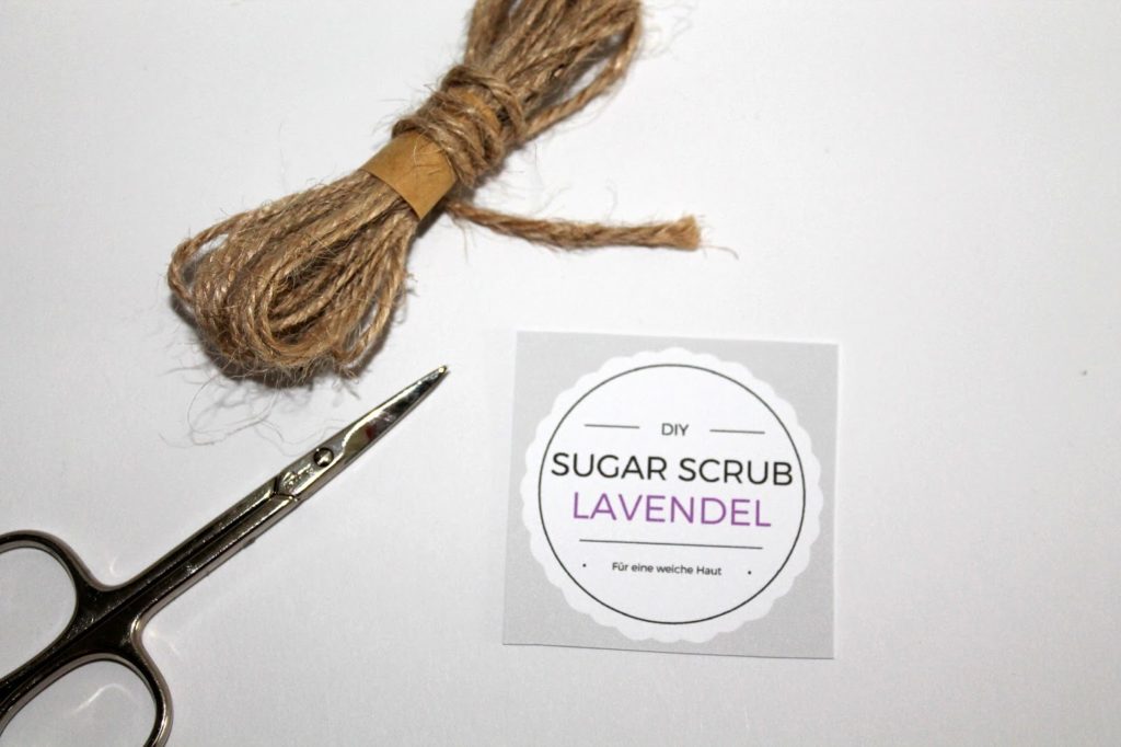 DIY, Basteln: Sugar Scrub / Zuckerpeeling Lavendel in Kosmetik als Geschenkidee und Wohndekoration - DIYCarinchen DIY, Basteln: Sugar Scrub / Zuckerpeeling Lavendel in Kosmetik als Geschenkidee und Wohndekoration - DIYCarinchen