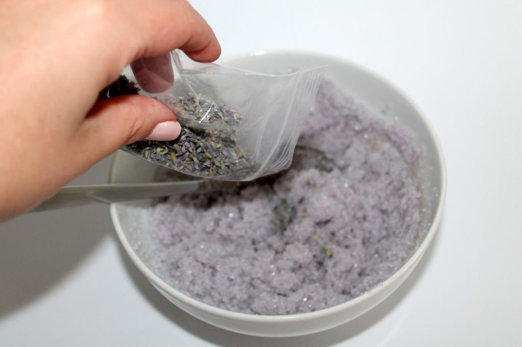 DIY, Basteln: Sugar Scrub / Zuckerpeeling Lavendel in Kosmetik als Geschenkidee und Wohndekoration - DIYCarinchen DIY, Basteln: Sugar Scrub / Zuckerpeeling Lavendel in Kosmetik als Geschenkidee und Wohndekoration - DIYCarinchen