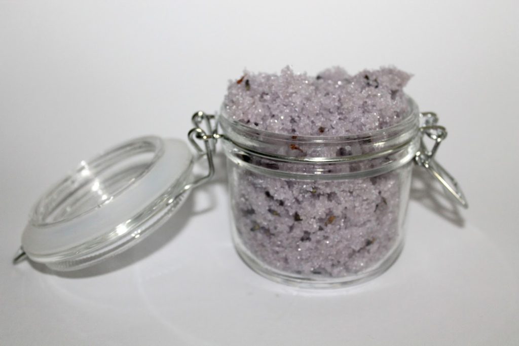 DIY, Basteln: Sugar Scrub / Zuckerpeeling Lavendel in Kosmetik als Geschenkidee und Wohndekoration - DIYCarinchen DIY, Basteln: Sugar Scrub / Zuckerpeeling Lavendel in Kosmetik als Geschenkidee und Wohndekoration - DIYCarinchen
