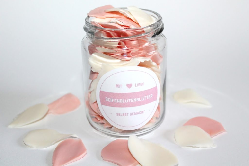 DIY, Basteln: Einmachglas Rosenblütenblätter + Free Printable in Geschenke aus dem Glas, Mitbringsel und Geschenkideen - DIYCarinchen DIY, Basteln: Einmachglas Rosenblütenblätter + Free Printable in Geschenke aus dem Glas, Mitbringsel und Geschenkideen - DIYCarinchen